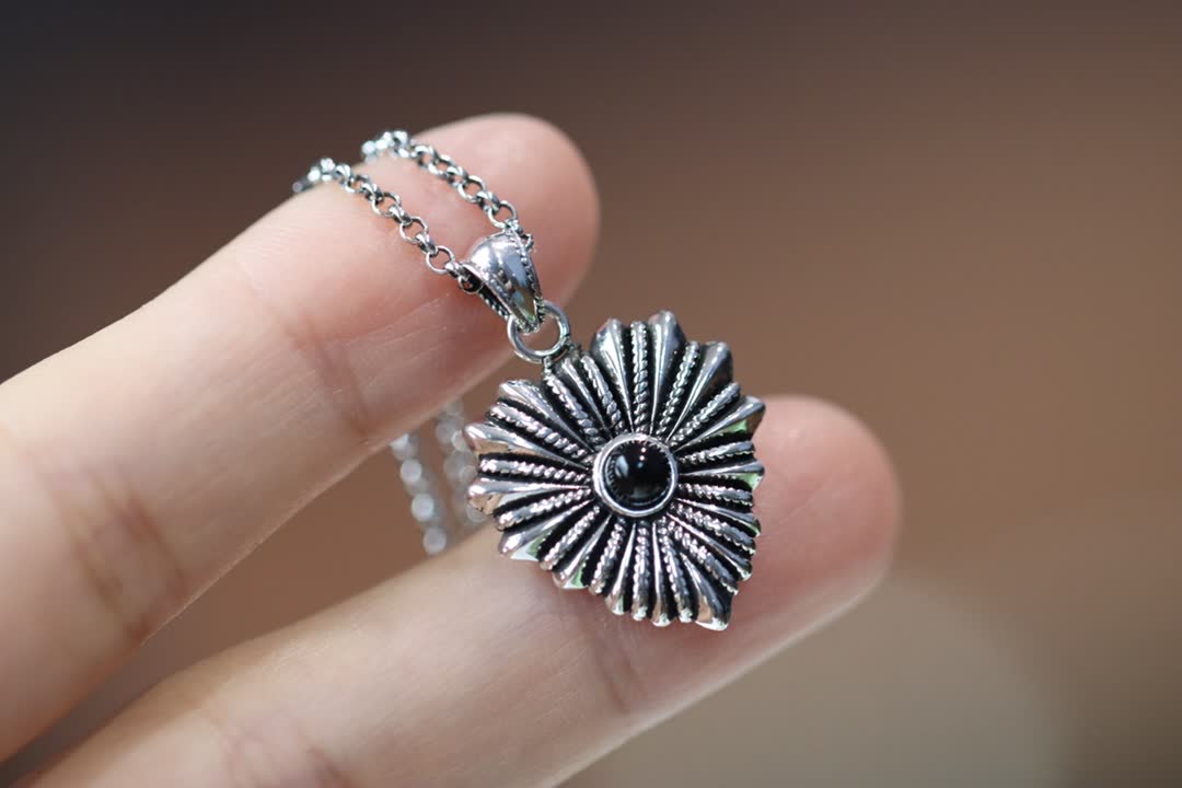Gucci Silver Flower Pendant Necklace
