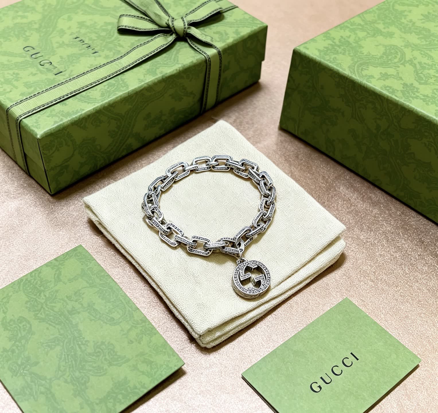 Gucci Silver Chain Bracelet with Interlocking G Pendant