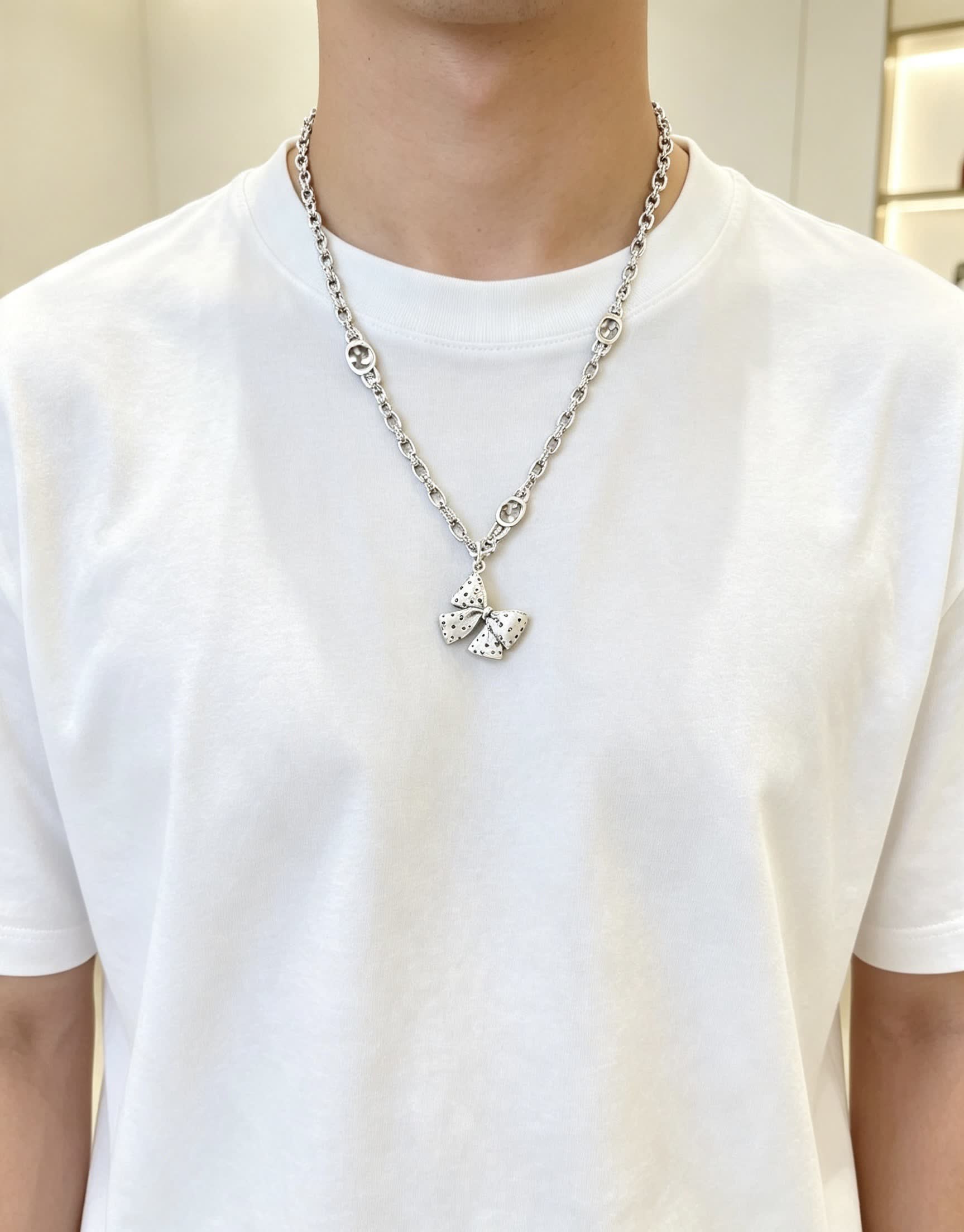 Gucci Necklace with Bow Design