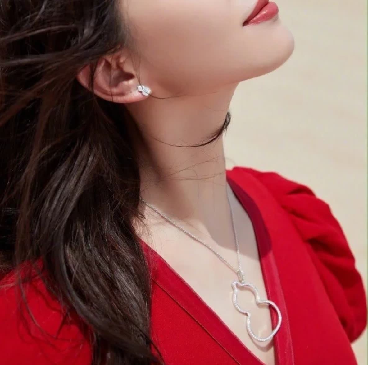 Qeelin Q Brand Silver Rhinestone Curved Pendant Necklace
