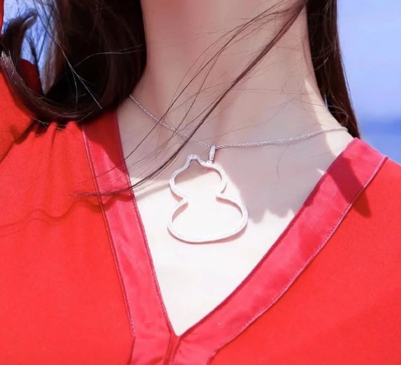 Qeelin Q Brand Silver Rhinestone Curved Pendant Necklace