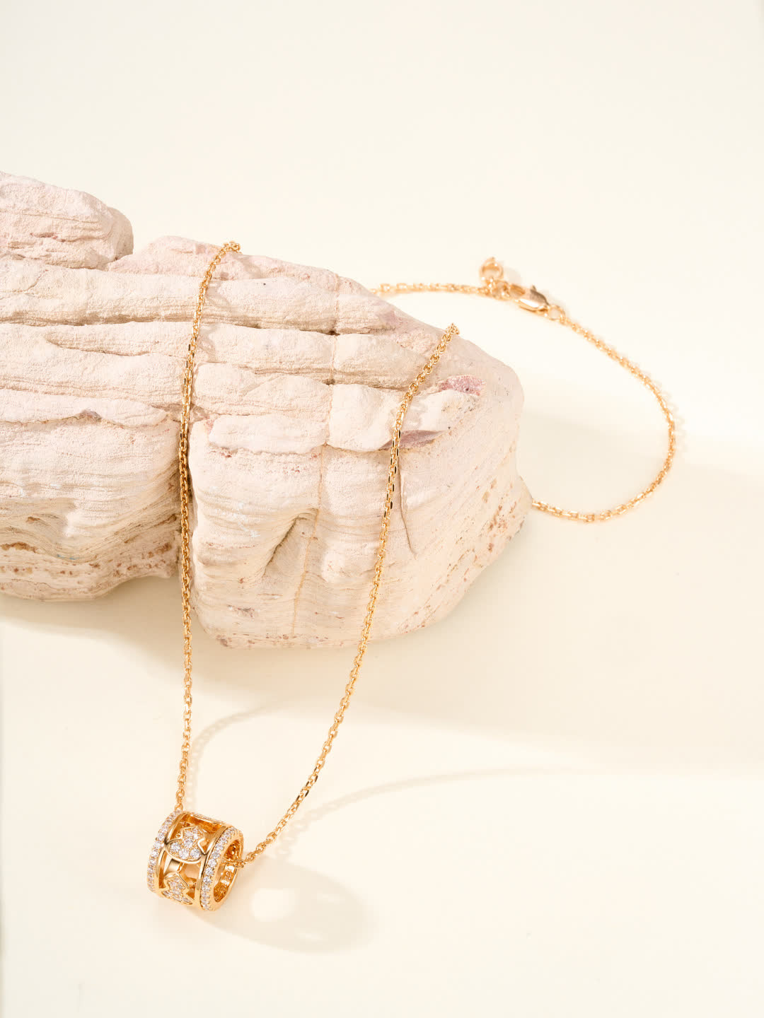 Qeelin Elegant Heart Shape Pendant Necklace