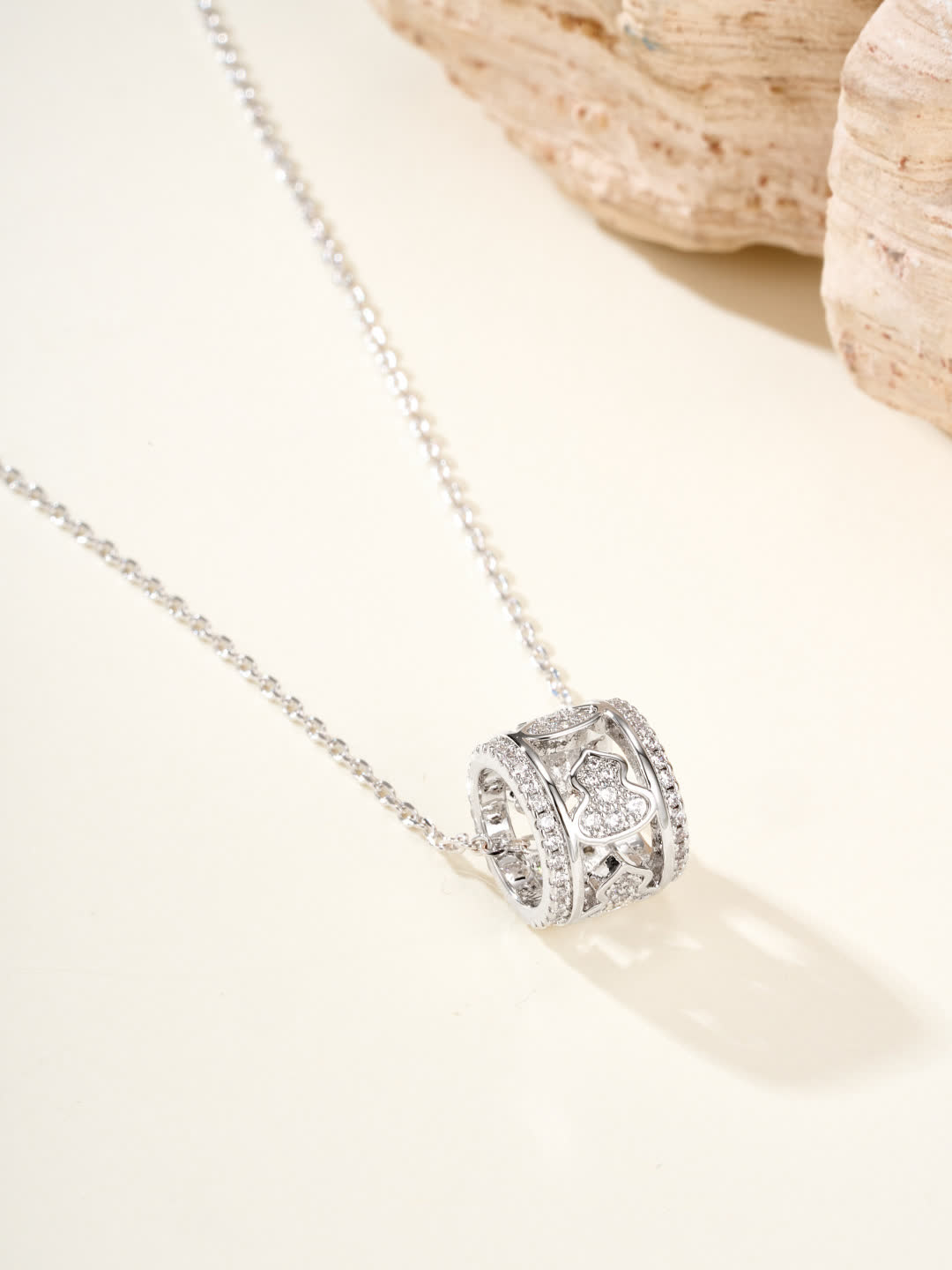 Qeelin Elegant Heart Shape Pendant Necklace