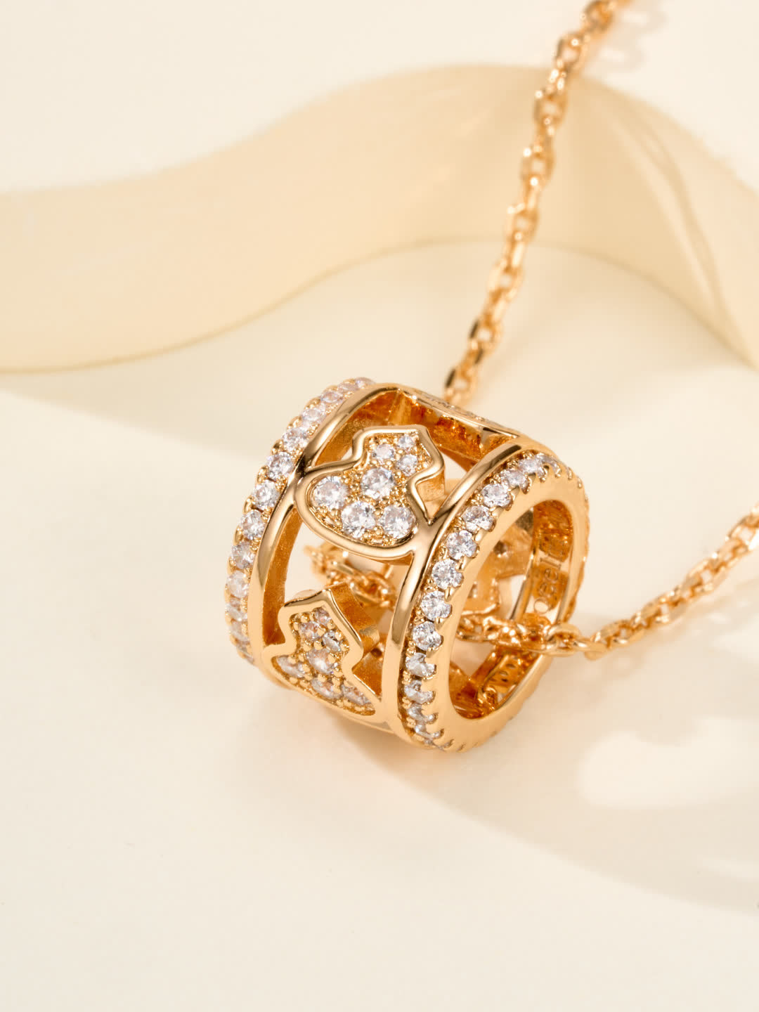 Qeelin Elegant Heart Shape Pendant Necklace