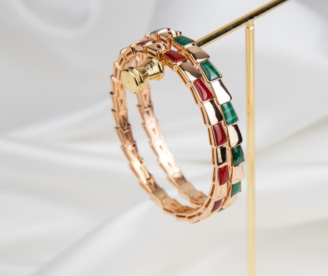 Elegant Gold-Plated Enamel Bracelet Elegant Gold-Plated Enamel Bracelet