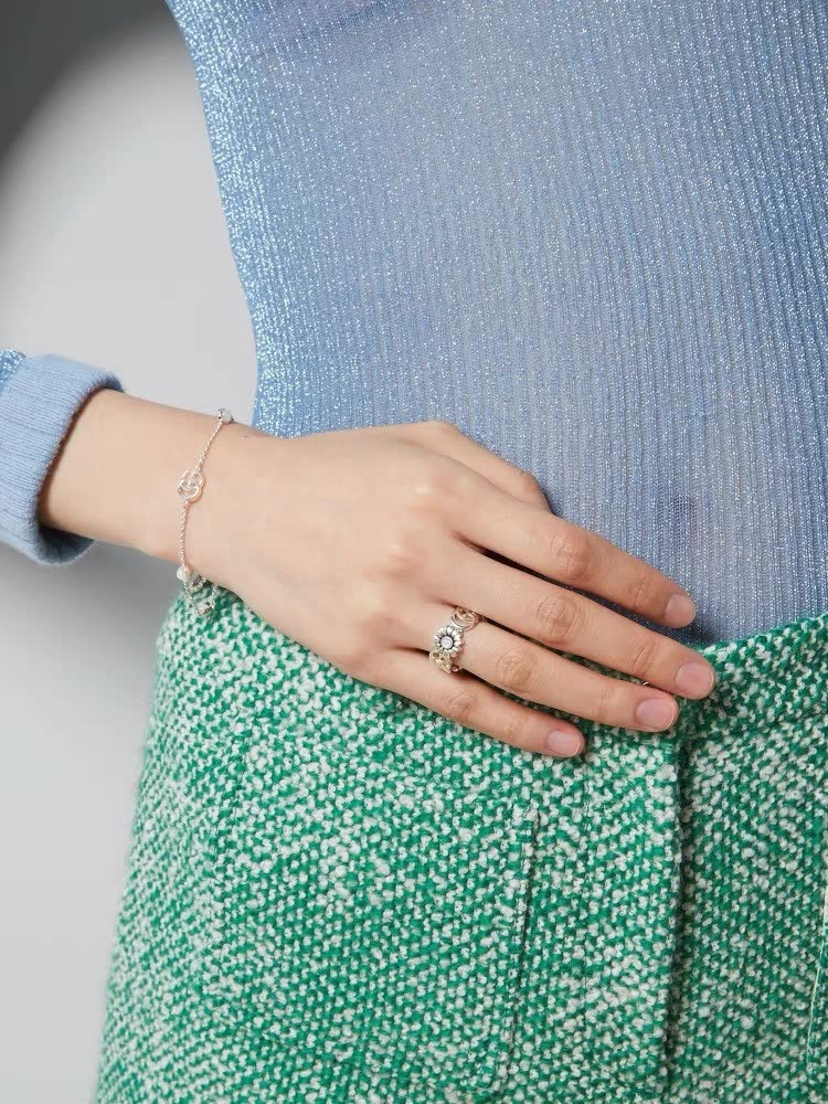 Gucci Ring with Interlocking G and Flower Design