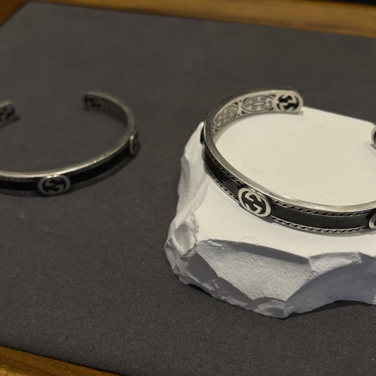 Gucci Silver Tone Black Leather Bracelet-500760