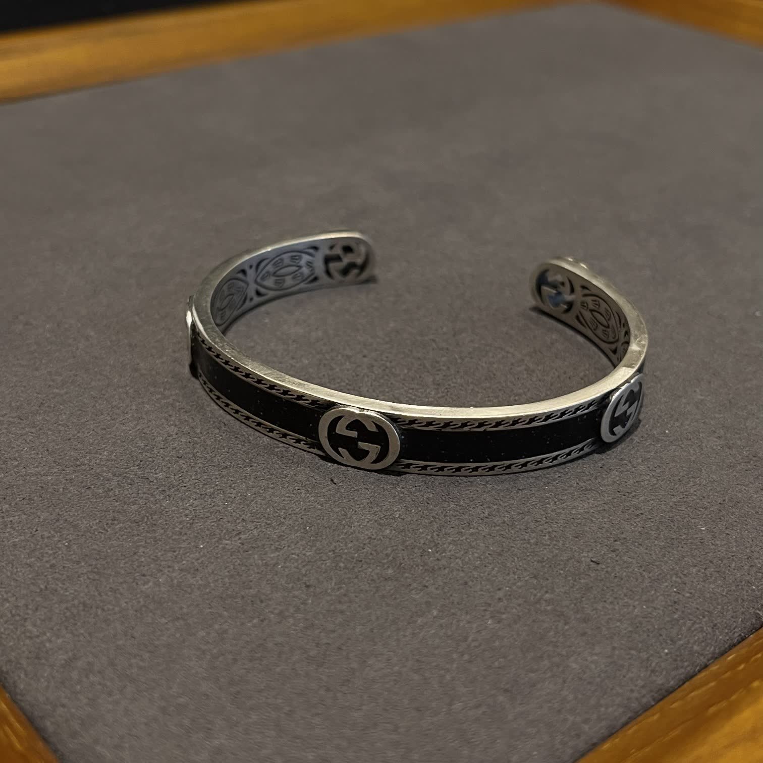 Gucci Silver Tone Black Leather Bracelet-500760