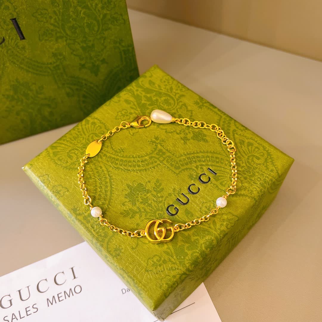 Gucci Gold Interlocking G Bracelet with Pearls