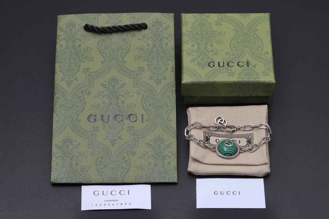 Gucci Silver Chain Bracelet with Green Stone