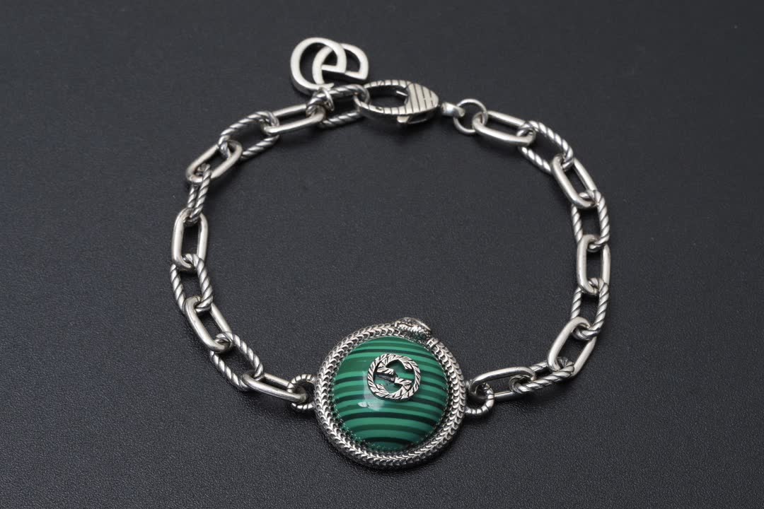 Gucci Silver Chain Bracelet with Green Stone