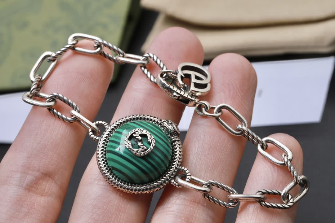Gucci Silver Chain Bracelet with Green Stone