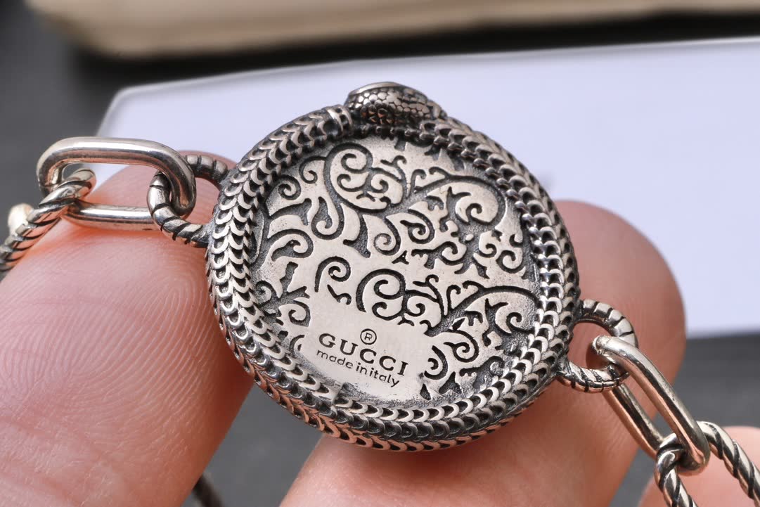 Gucci Silver Chain Bracelet with Green Stone