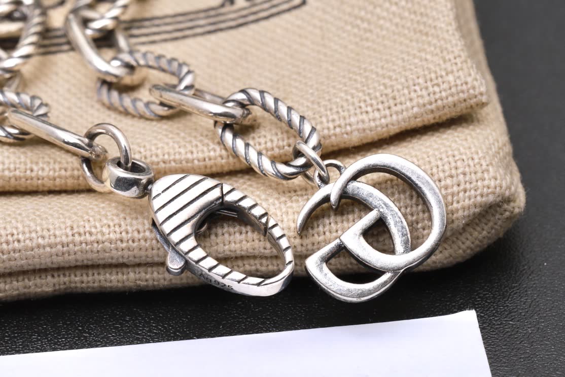 Gucci Silver Chain Bracelet with Green Stone