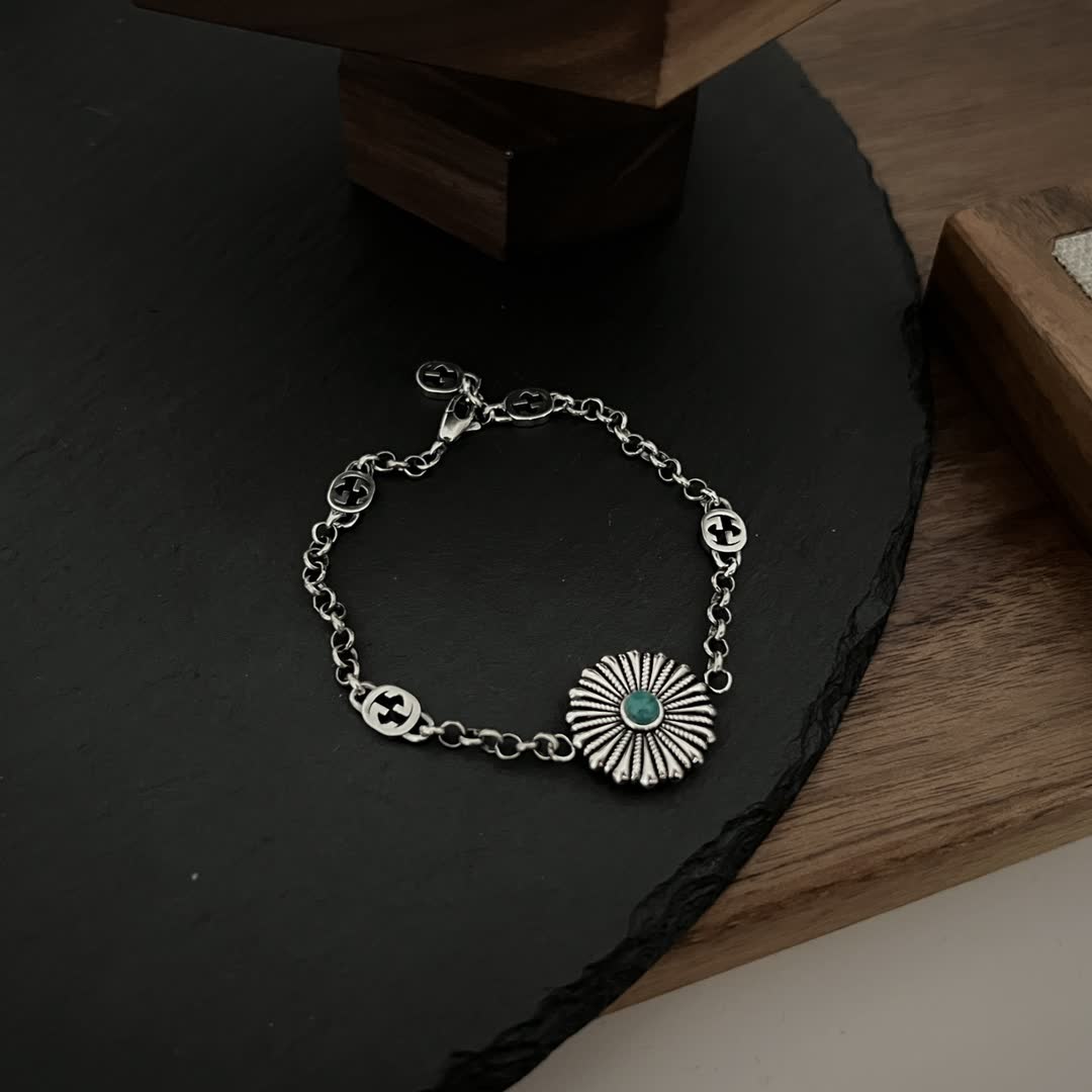 Gucci Silver Bracelet with Green Stone Gucci Silver Bracelet with Green Stone