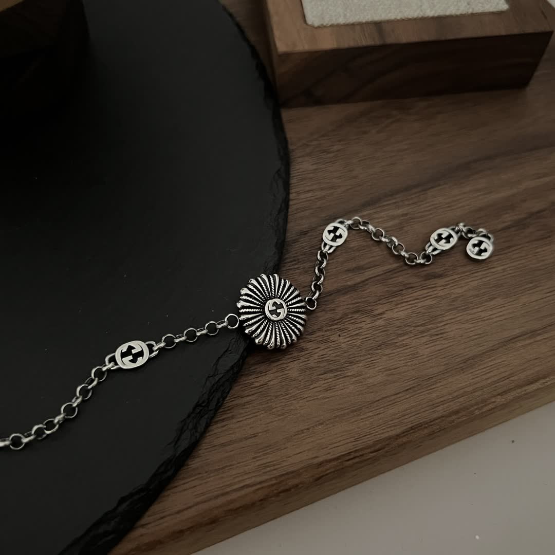 Gucci Silver Bracelet with Green Stone