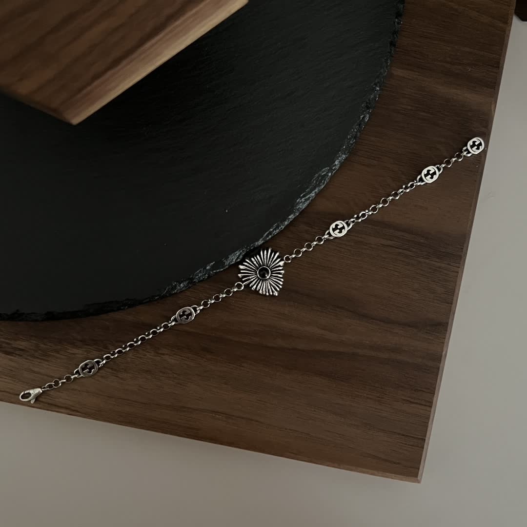 Gucci Silver Bracelet with Interlocking G Logo and Sunburst Design Gucci Silver Bracelet with Interlocking G Logo and Sunburst Design