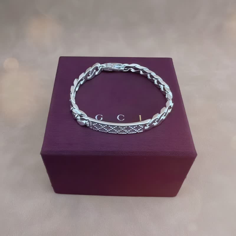 Gucci Silver Curb Chain Bracelet with Engraved Bar