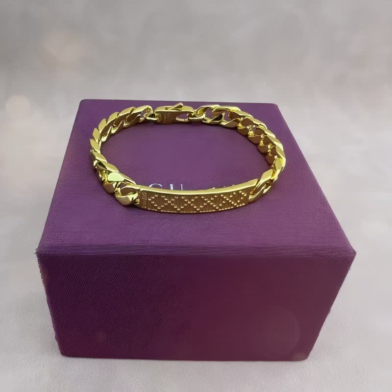 Gucci Silver Curb Chain Bracelet with Engraved Bar