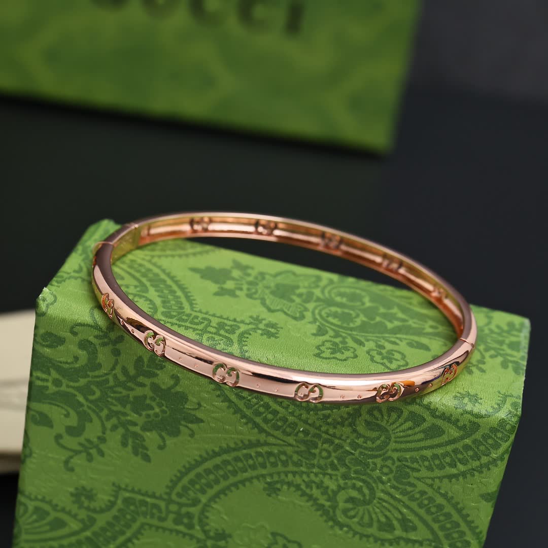 Gucci Gold Interlocking G Bangle Bracelet