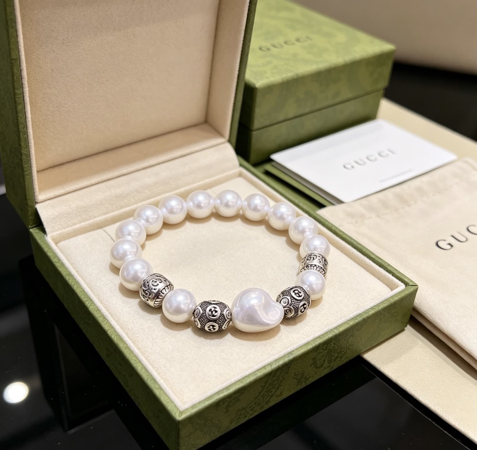 Gucci Pearl Bracelet with Silver Beads Gucci Pearl Bracelet with Silver Beads