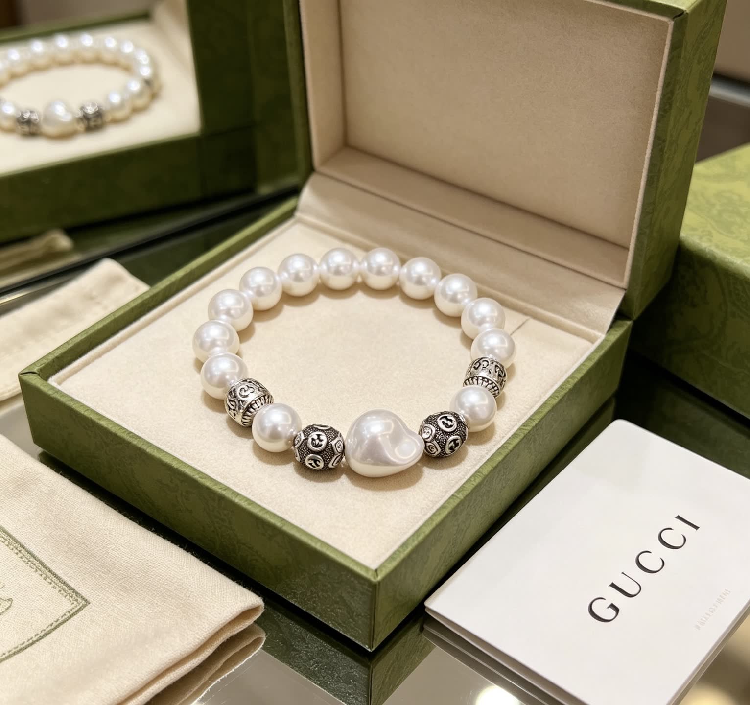 Gucci Pearl Bracelet with Silver Beads