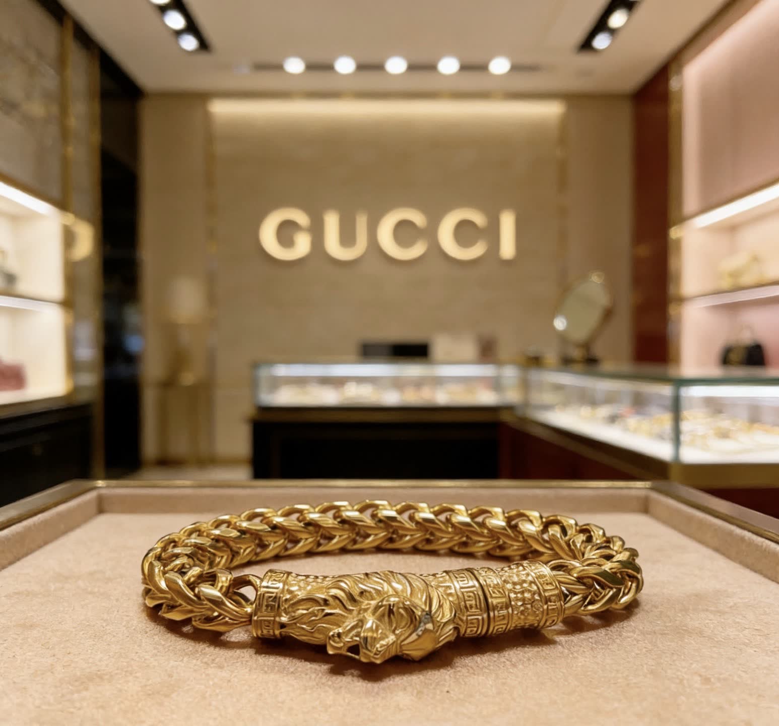 Gucci Gold Chain Bracelet with Lion Clasp