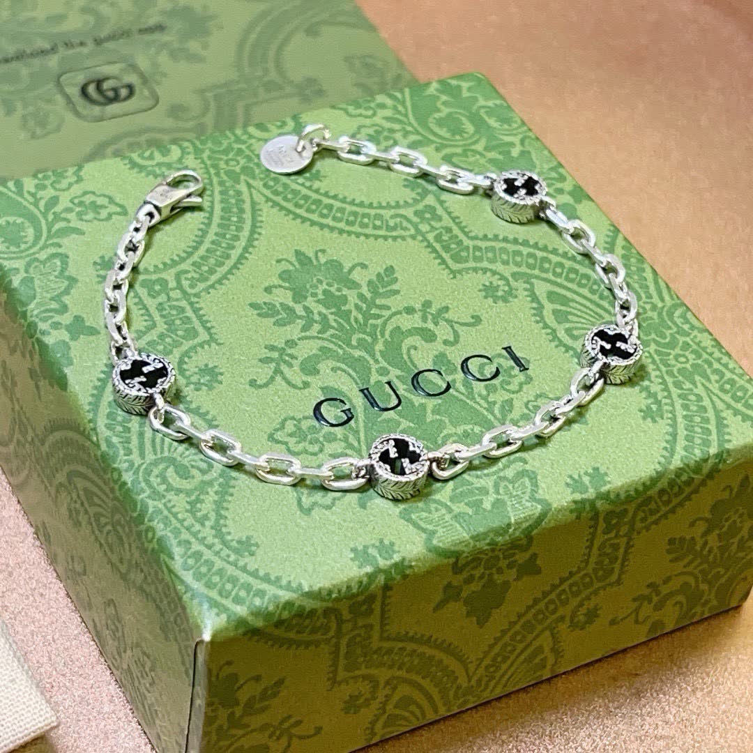 Gucci Silver Chain Bracelet with Interlocking G Charms Gucci Silver Chain Bracelet with Interlocking G Charms
