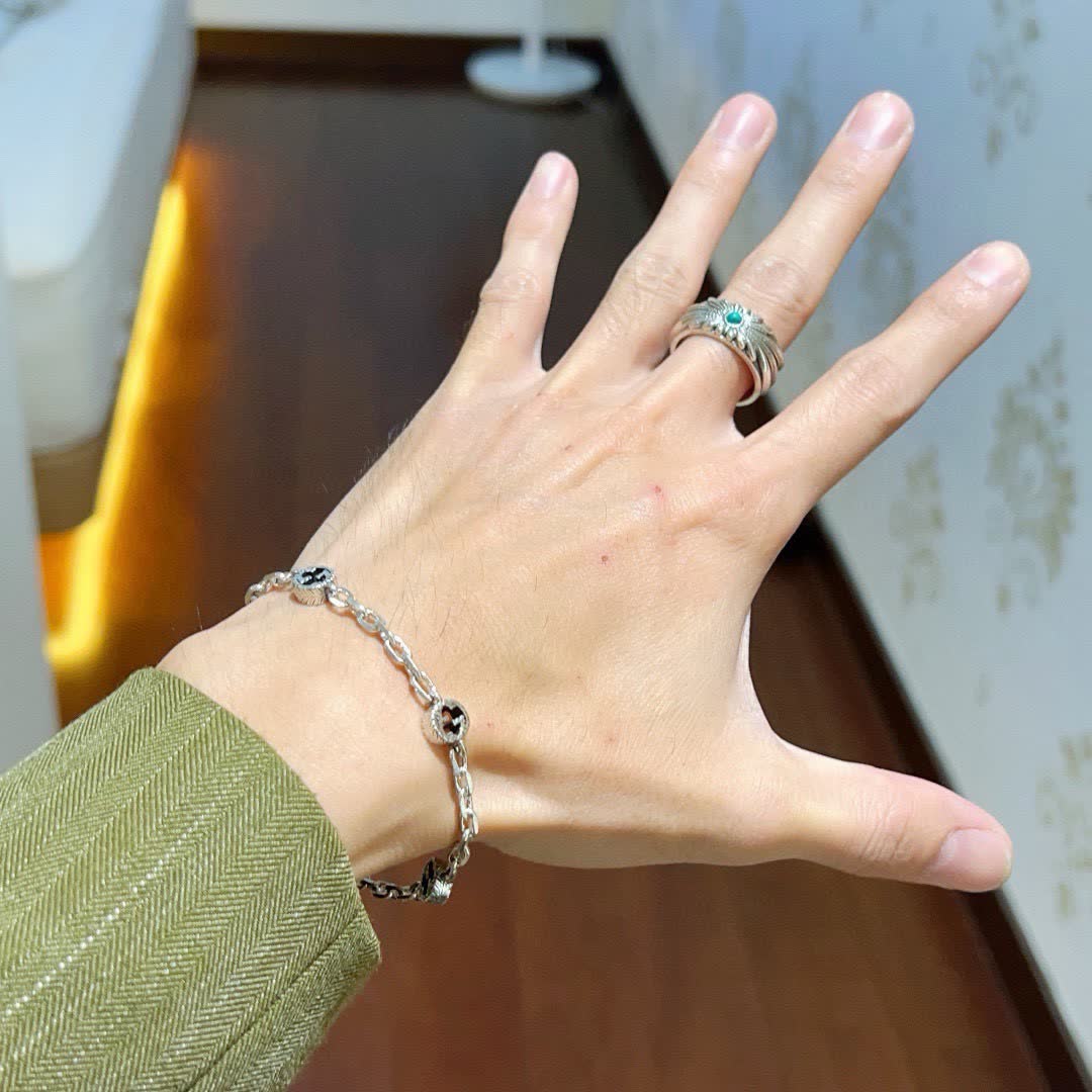 Gucci Silver Chain Bracelet with Interlocking G Charms