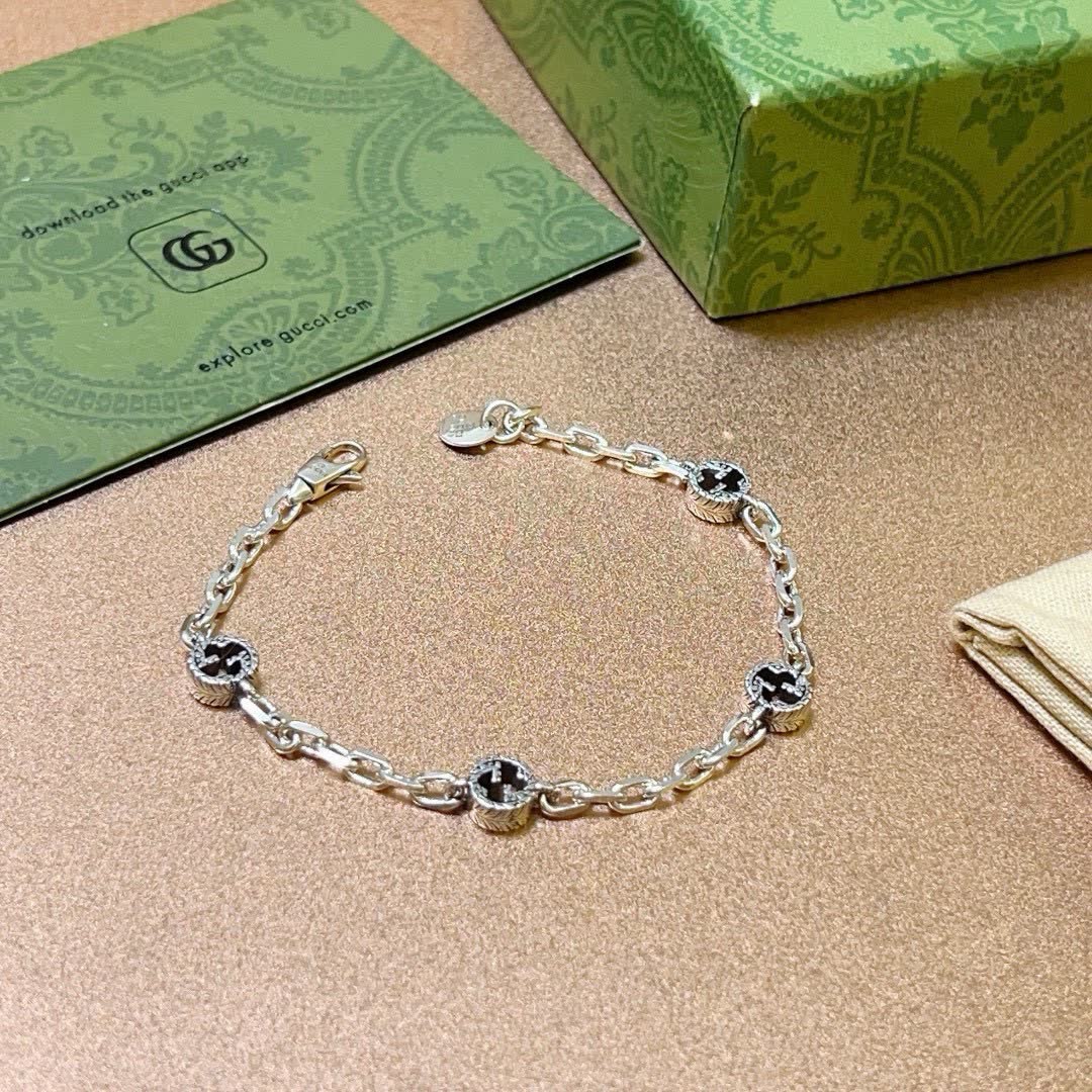 Gucci Silver Chain Bracelet with Interlocking G Charms