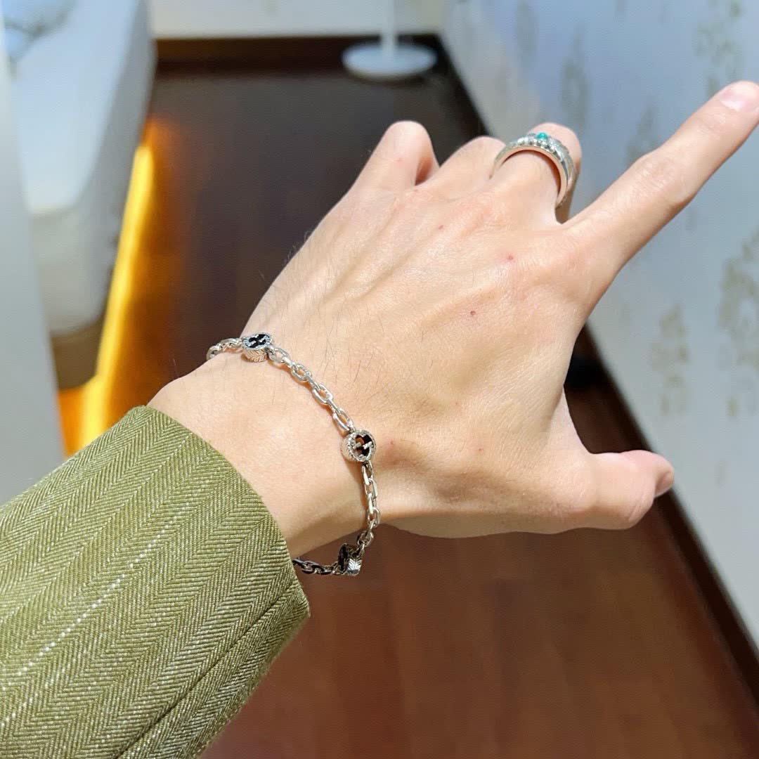 Gucci Silver Chain Bracelet with Interlocking G Charms