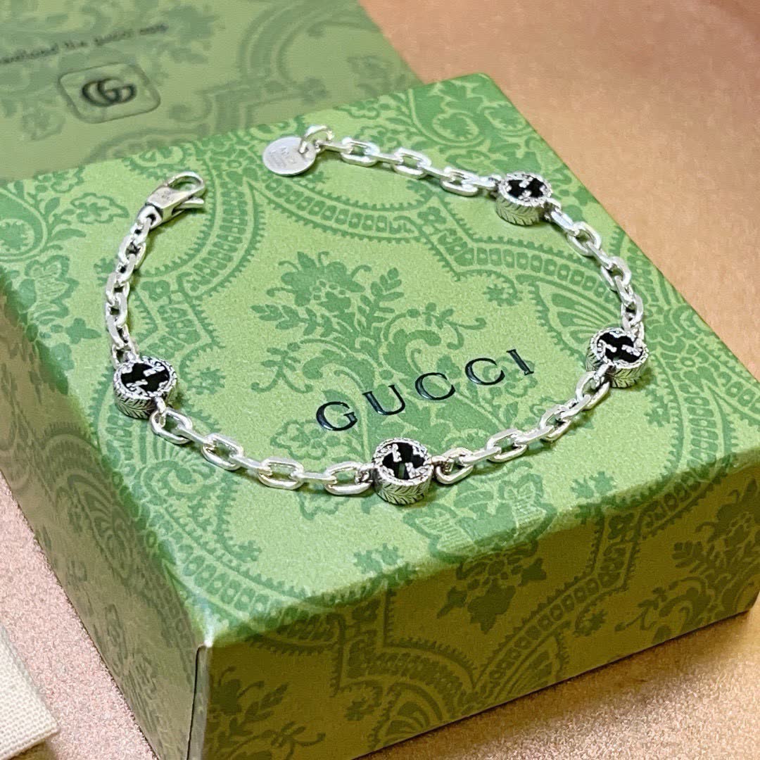 Gucci Silver Chain Bracelet with Interlocking G Charms Gucci Silver Chain Bracelet with Interlocking G Charms