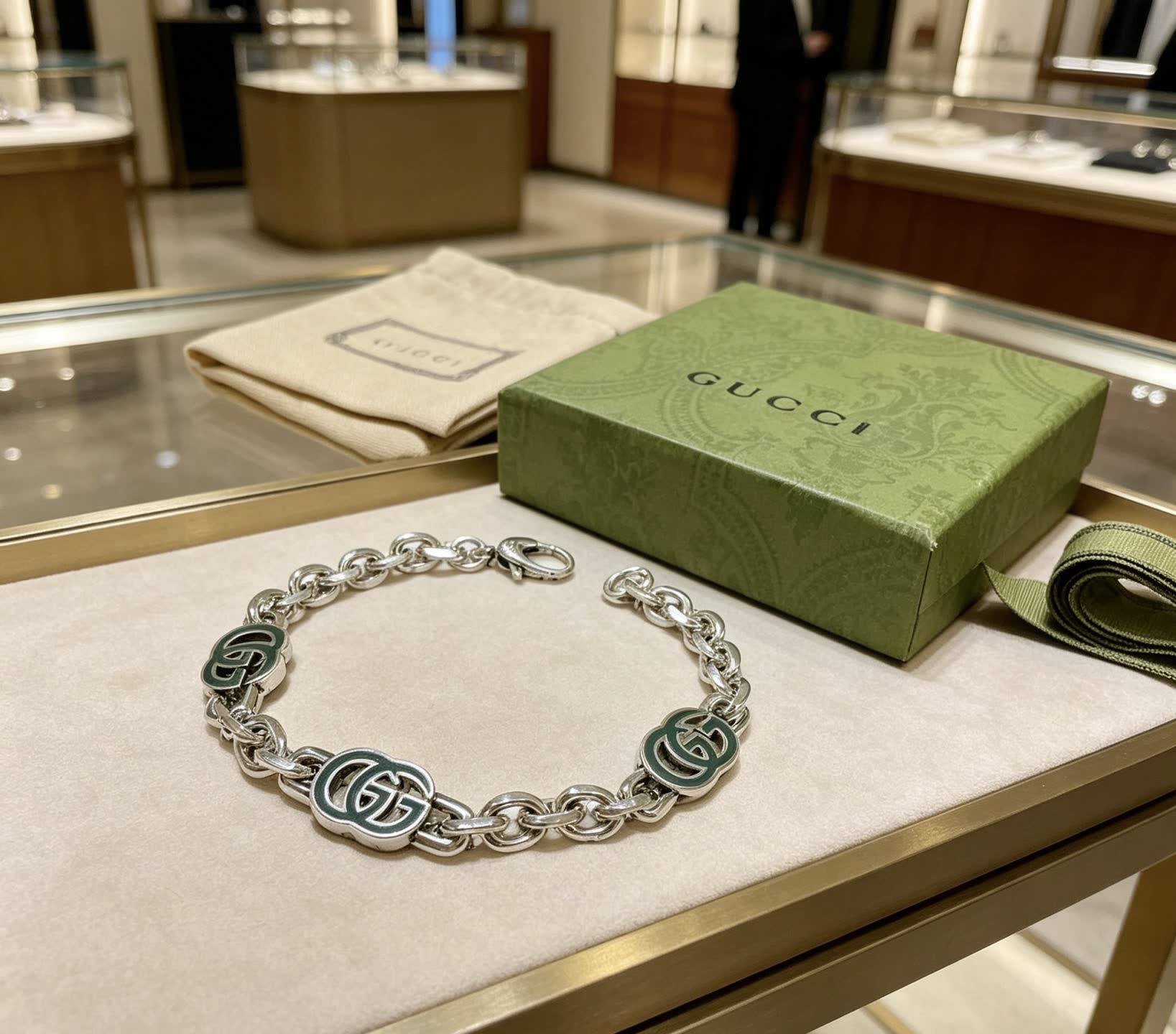 Gucci Silver Chain Bracelet with Interlocking G Logo Gucci Silver Chain Bracelet with Interlocking G Logo