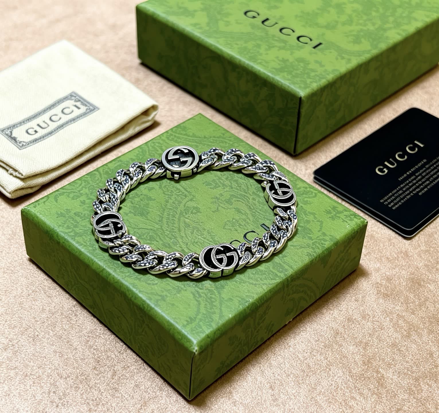 Gucci Silver Chain Bracelet with Interlocking G Logo Gucci Silver Chain Bracelet with Interlocking G Logo