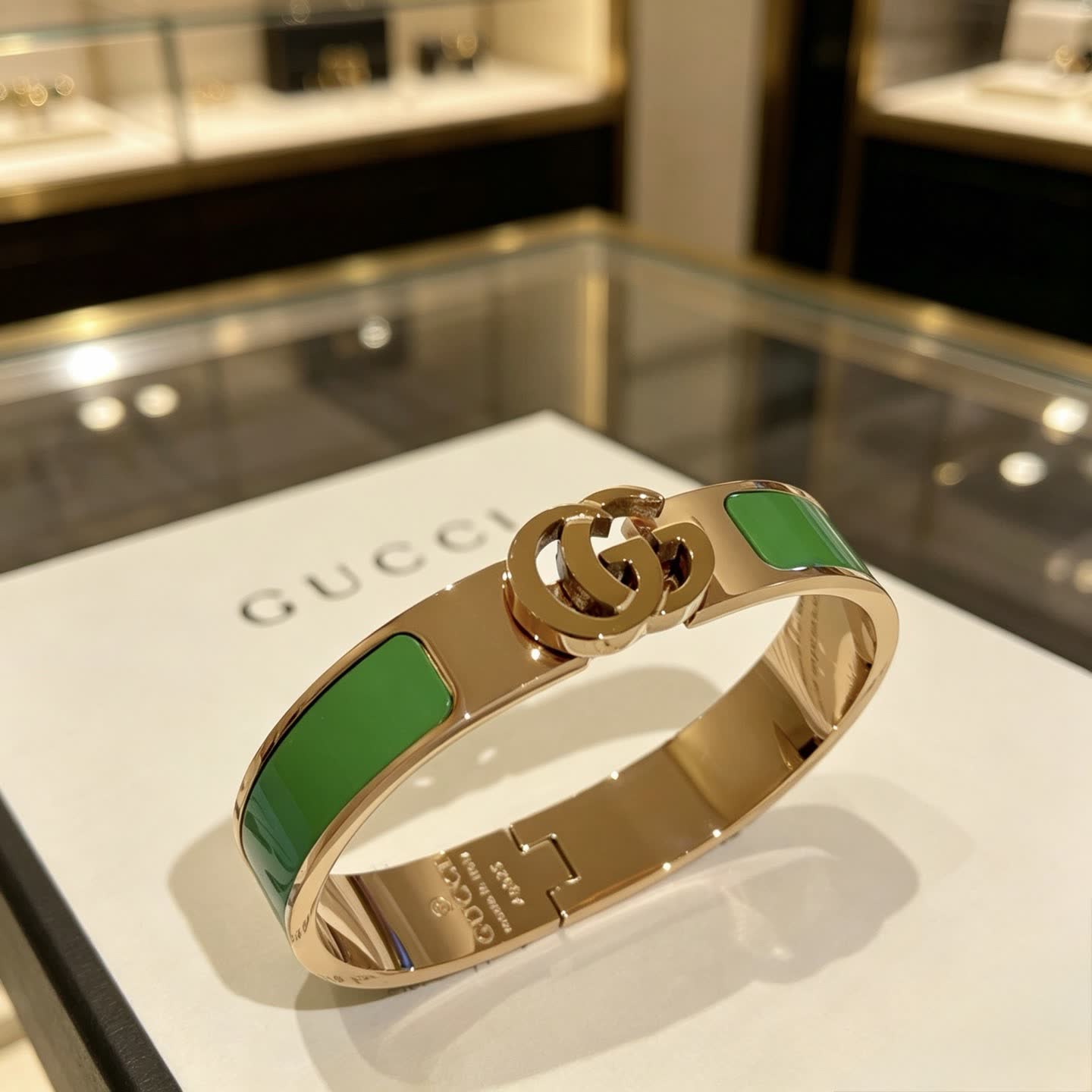 Gucci Gold Tone Green Enamel Bangle Bracelet Gucci Gold Tone Green Enamel Bangle Bracelet
