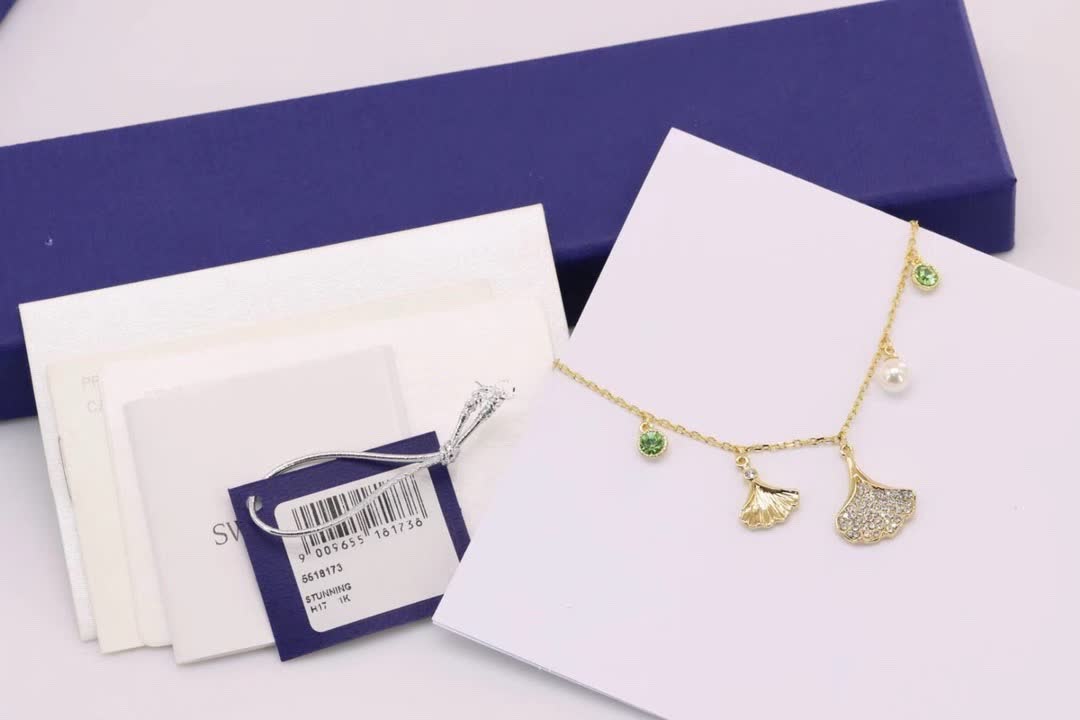 Swarovski STUNNING GINKO Bracelet, Green, Gold Tone
