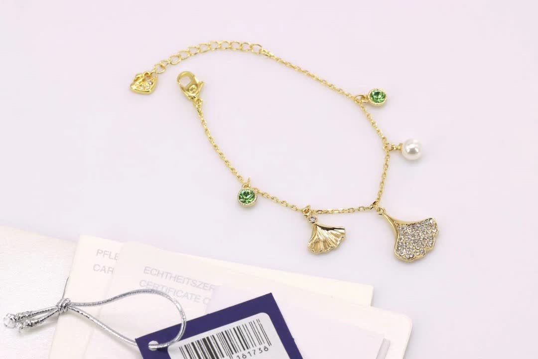 Swarovski STUNNING GINKO Bracelet, Green, Gold Tone