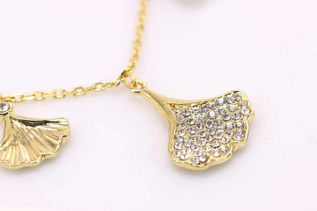 Swarovski STUNNING GINKO Bracelet, Green, Gold Tone