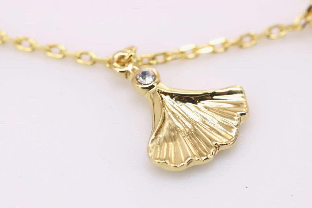 Swarovski STUNNING GINKO Bracelet, Green, Gold Tone