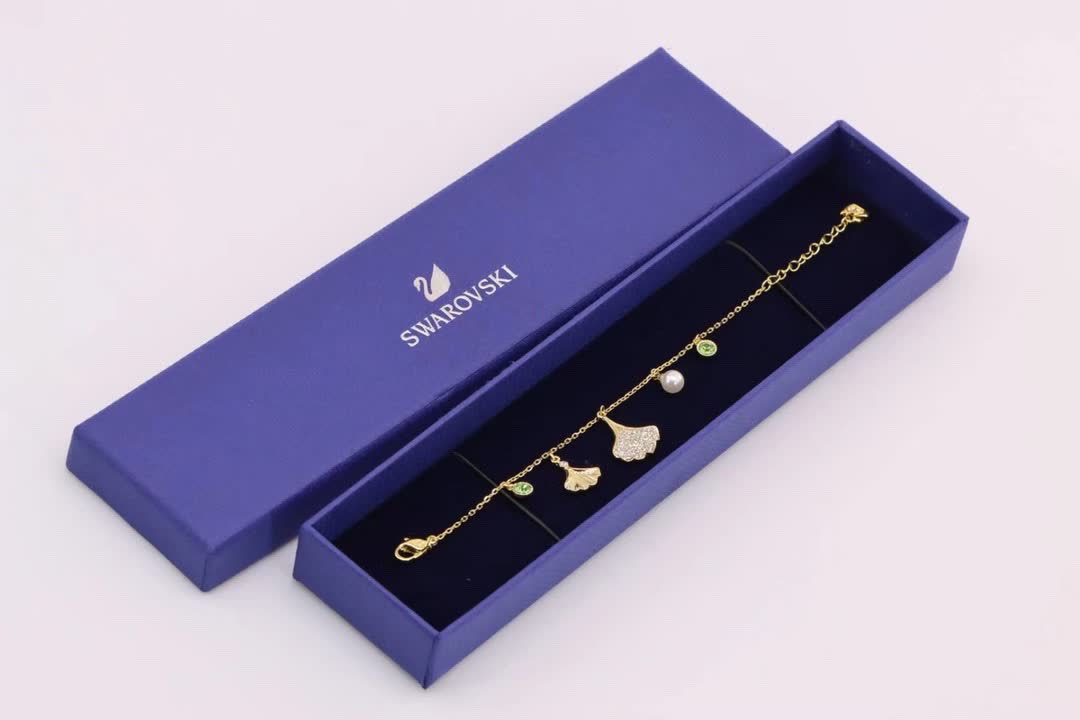 Swarovski STUNNING GINKO Bracelet, Green, Gold Tone