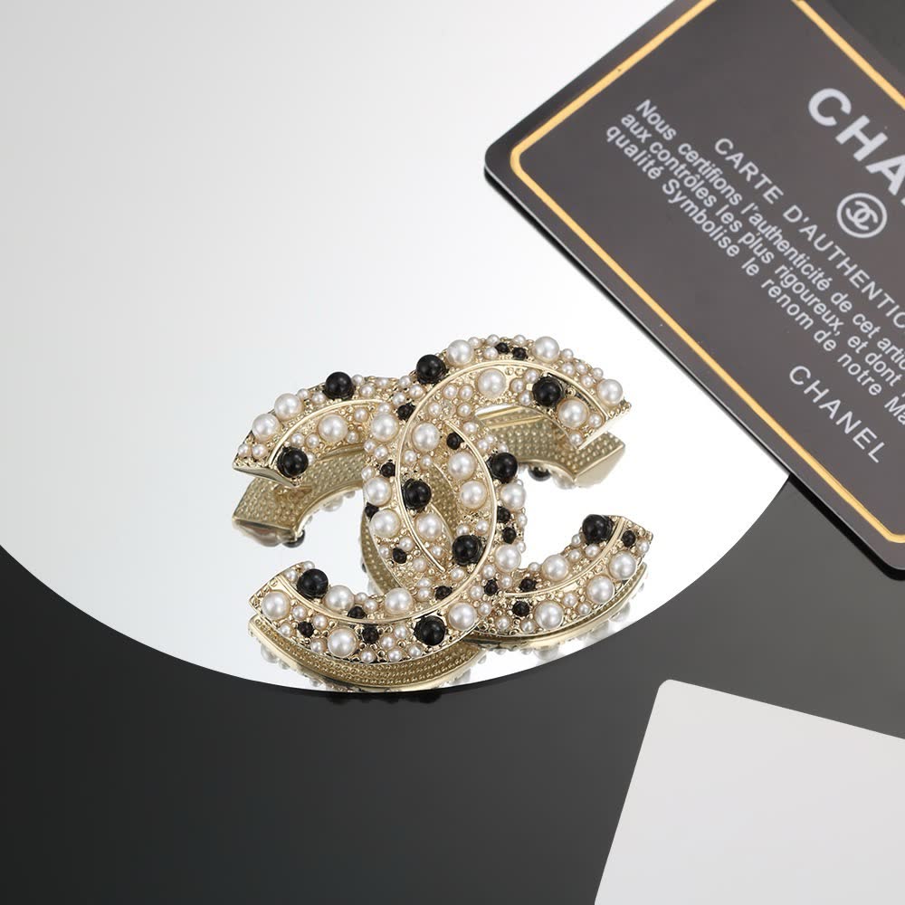 Chanel CC Logo Brooch with Pearls