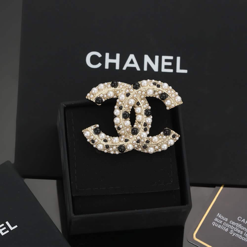 Chanel CC Logo Brooch with Pearls