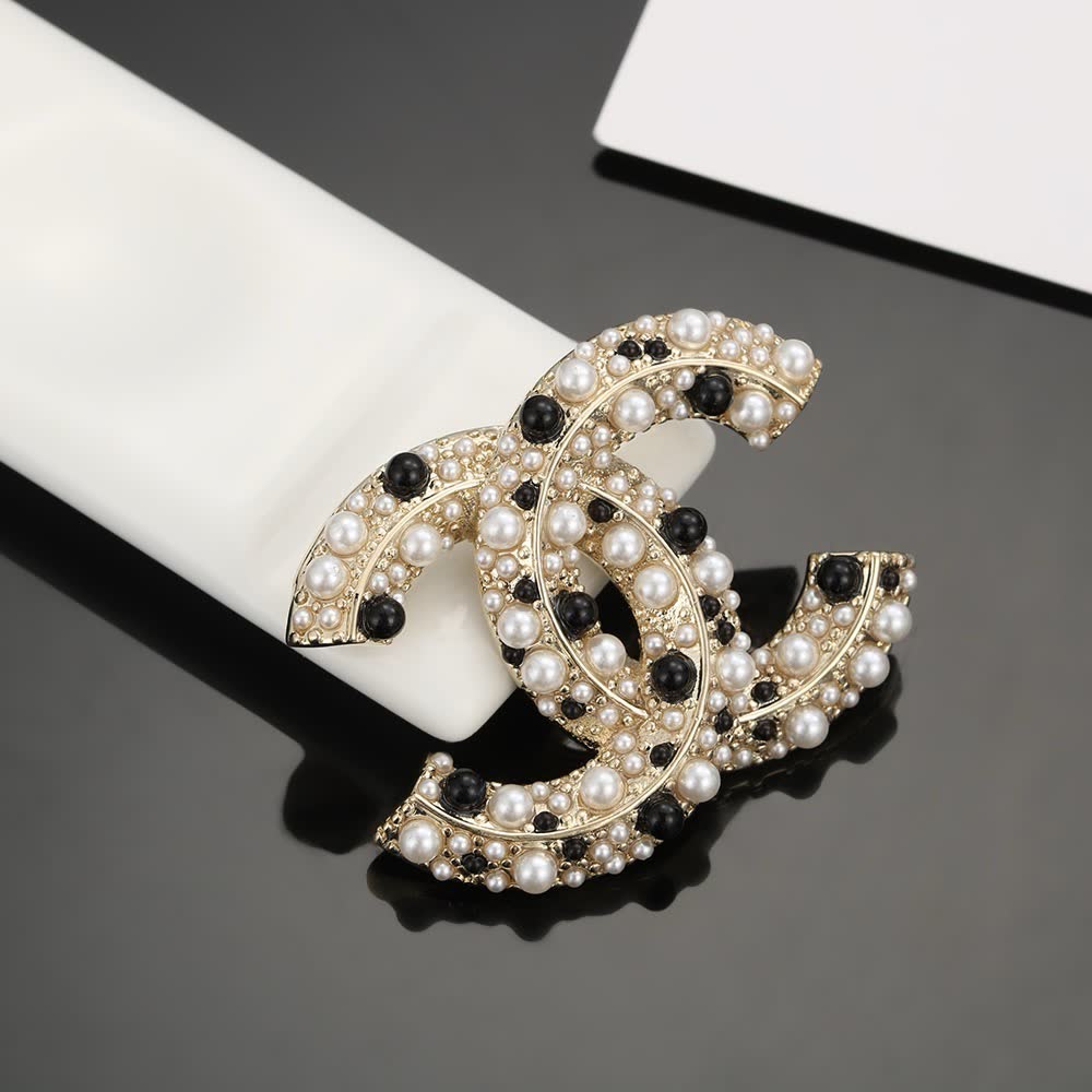 Chanel CC Logo Brooch with Pearls