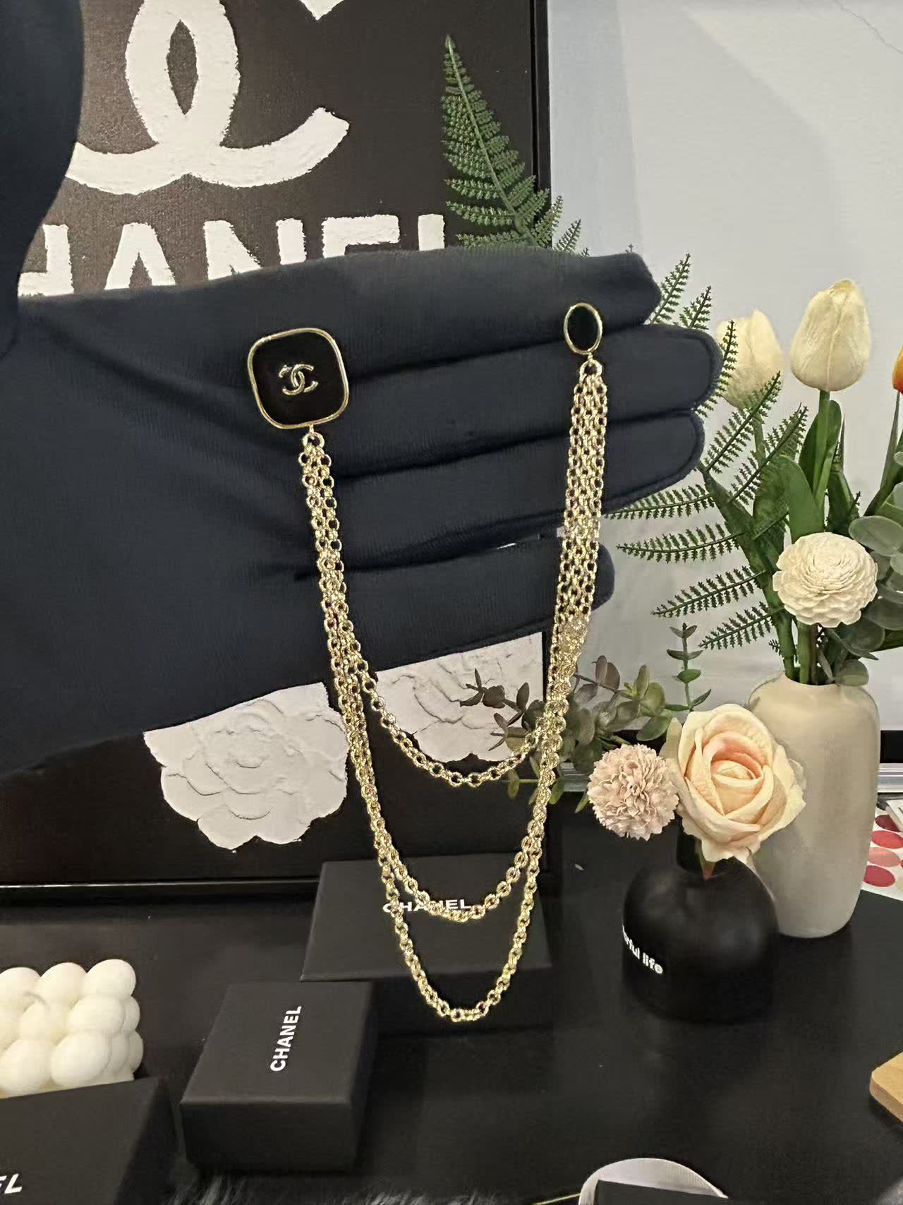 Chanel Brooch with Chain Design