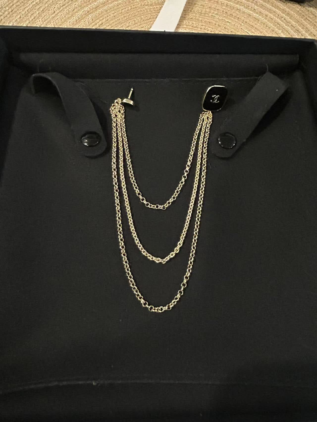 Chanel Brooch with Chain Design