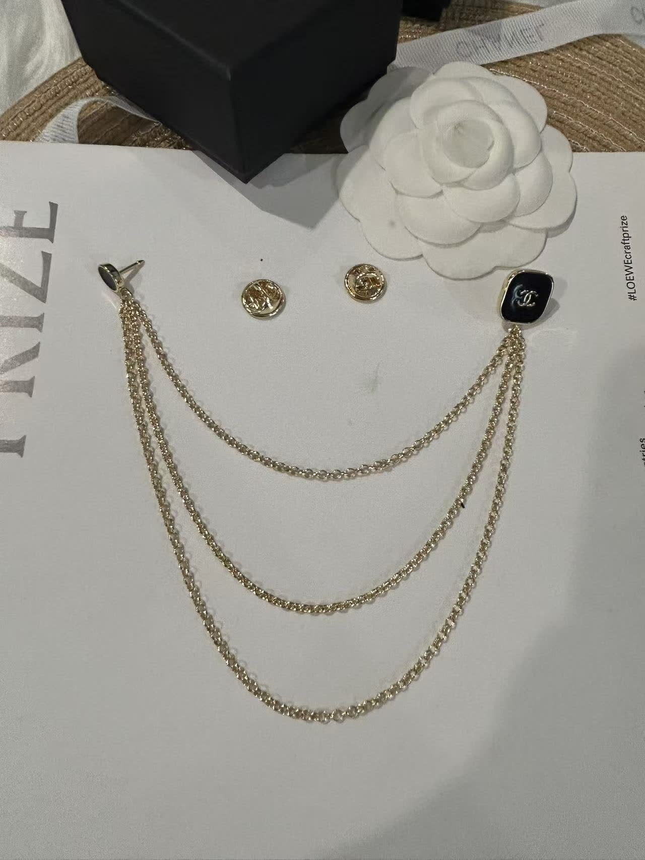 Chanel Brooch with Chain Design