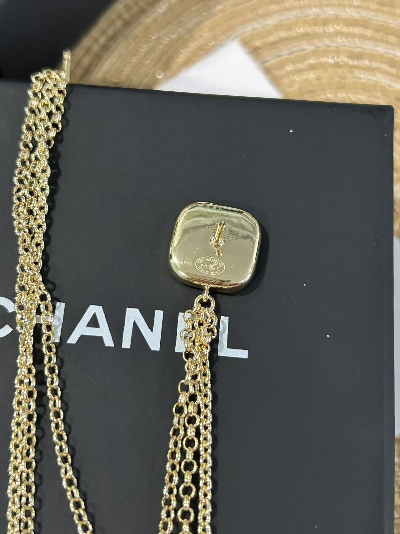 Chanel Brooch with Chain Design