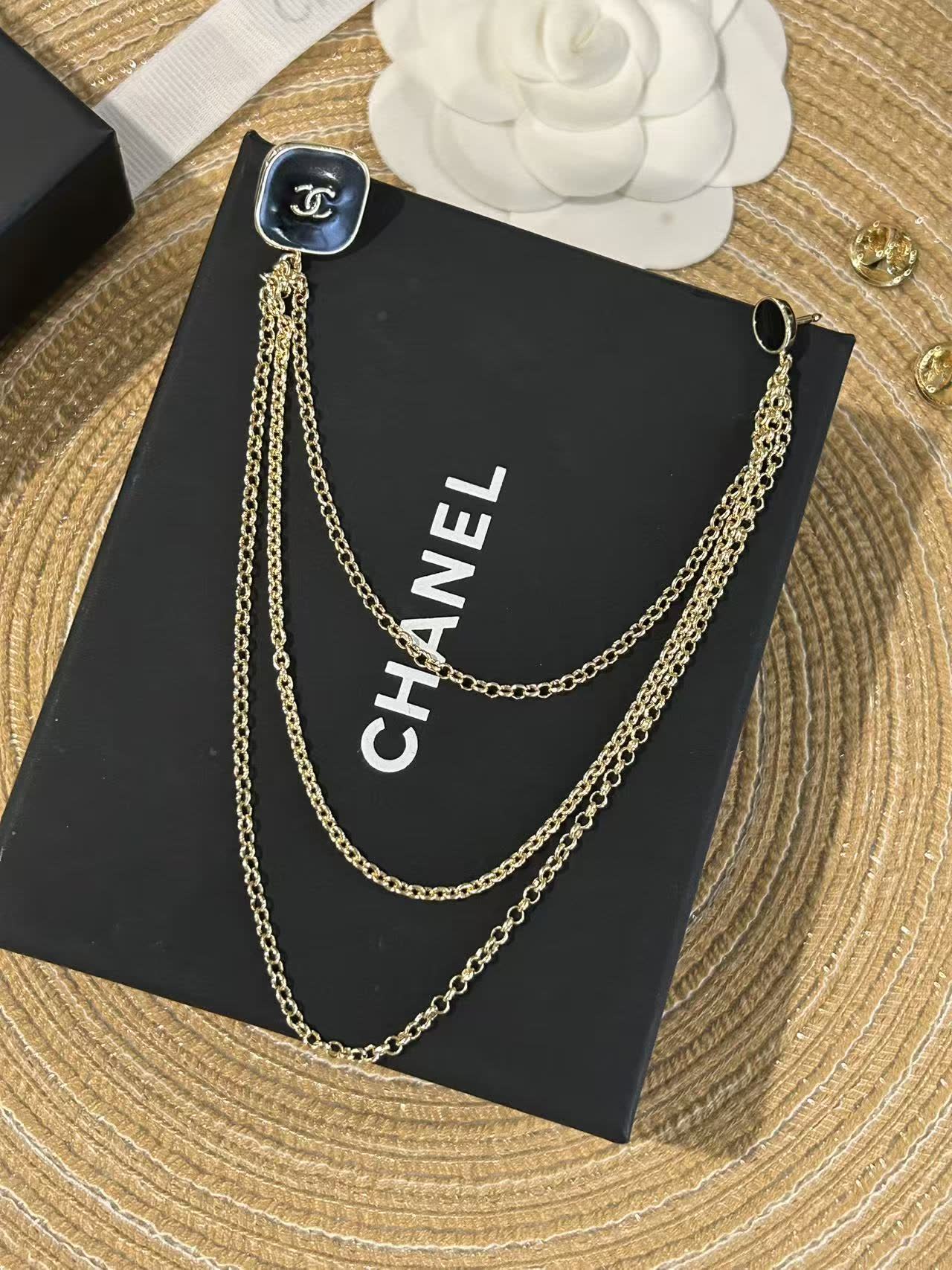 Chanel Brooch with Chain Design