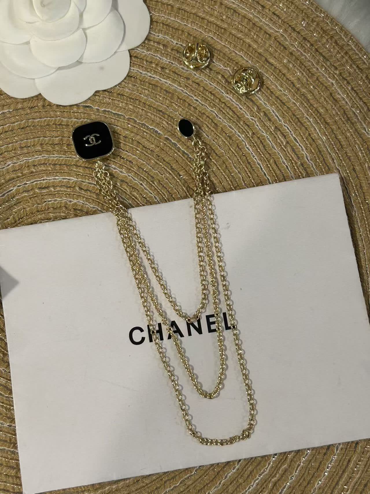 Chanel Brooch with Chain Design