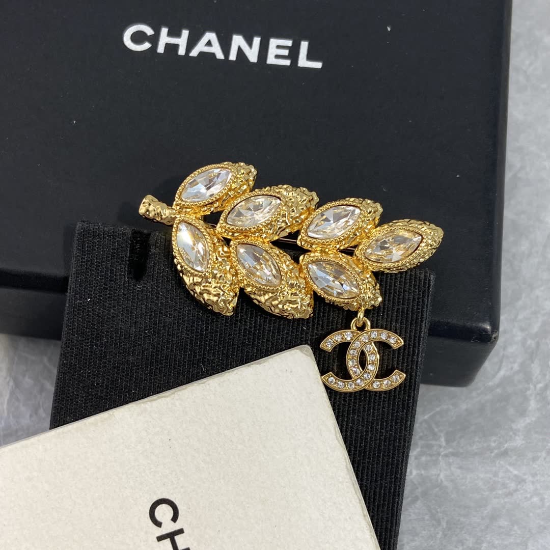 Chanel Bijoux Fantaisie Gold-tone Crystal Brooch